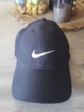 Nike Black Baseball Cap with White Swoosh Logo. Golf And Active Wear.